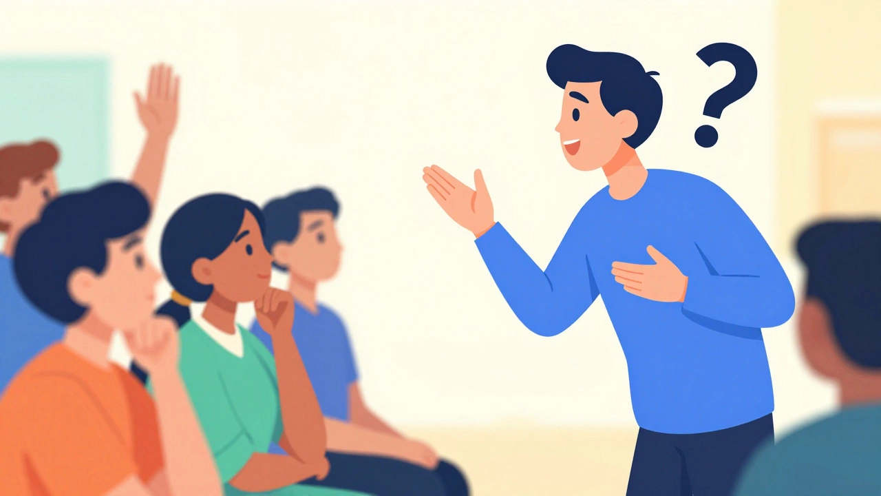 Спикер задает вопрос аудитории, люди активно реагируют.